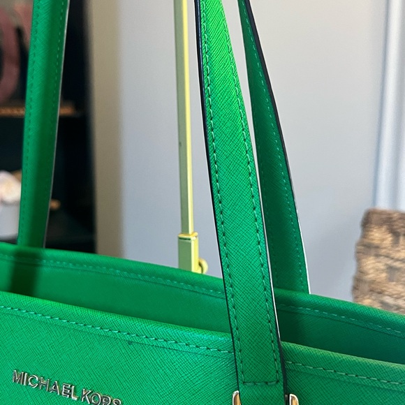 MICHAEL KORS - Vibrant Green Tote - Picture 11 of 16
